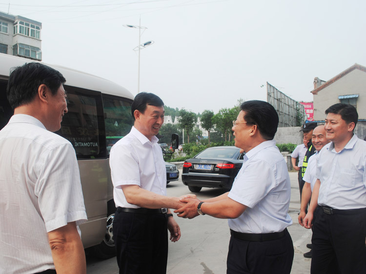 与原泰安市委王书记亲切握手